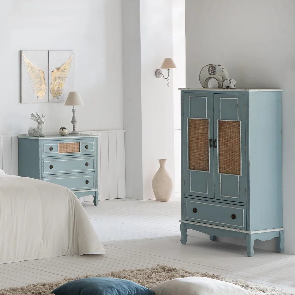 Armoire alexandra house living bleu rotin bois d epicea bois mdf 42 x 138 x 80 cm d163141873. Bienvenue sur Diaytar, la plateforme qui a réussi le pari de rendre le shopping généraliste aussi excitant que la mode.