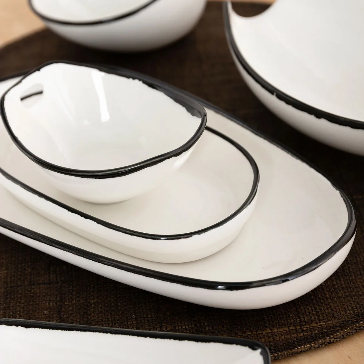 Bol ariane vital filo blanc noir ceramique 12 5 cm 8 unites s271152910. L'art de vivre à la française s'exprime dans notre collection maison Diaytar.