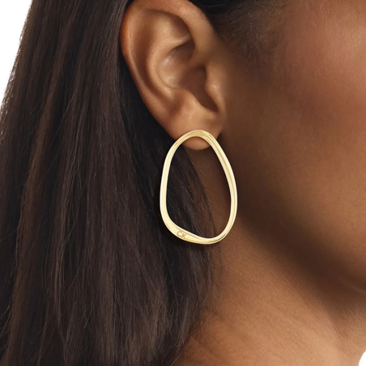 Boucles d oreilles femme calvin klein sculptural acier inoxydable dore s7211364499. Diaytar, c'est le compagnon des visionnaires, de ceux qui achètent aujourd'hui les produits qui seront incontournables demain.
