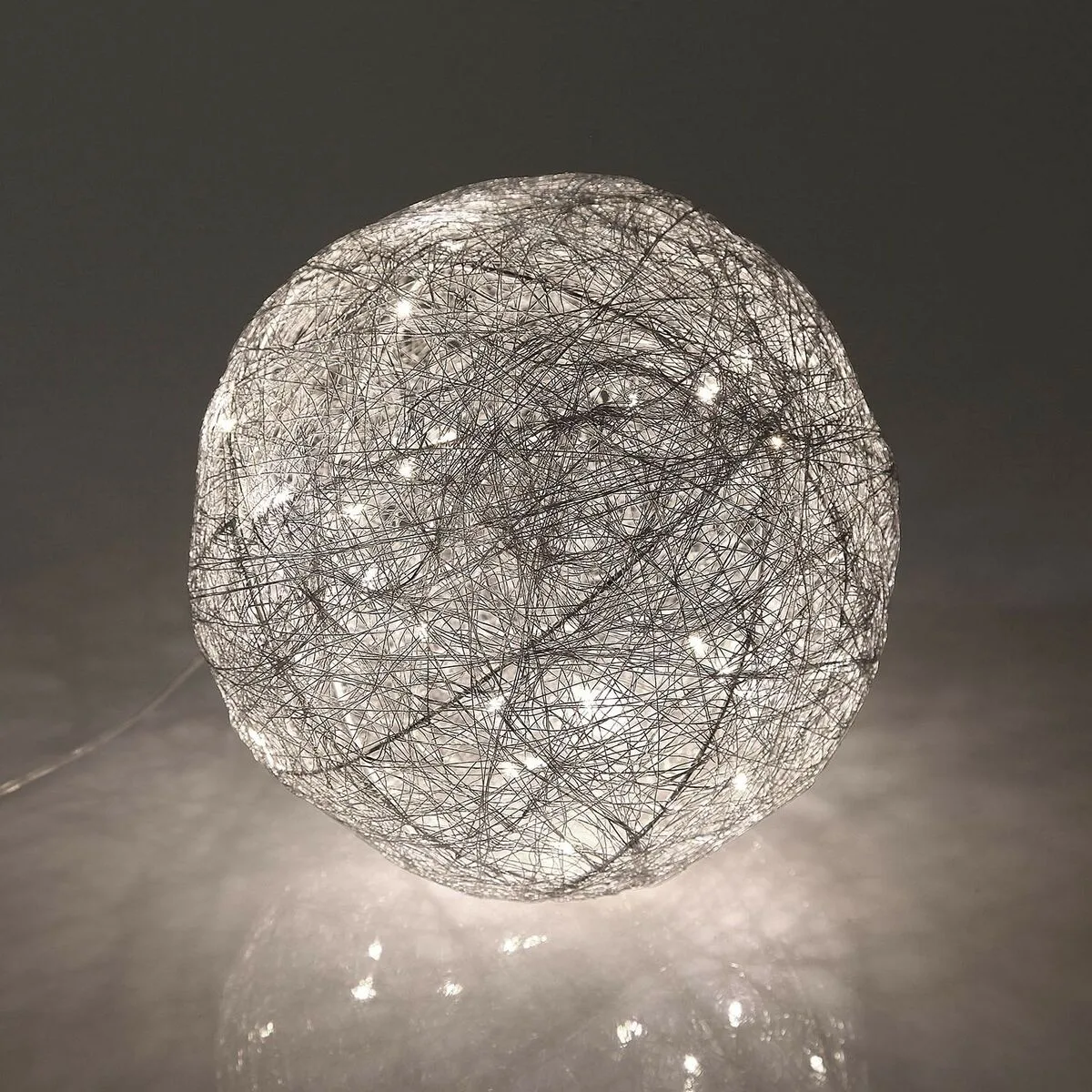 Boule de noel versa soie fer o 20 cm s341348562. Diaytar s'adresse à tous ceux qui considèrent que le choix d'un produit, même basique, est une expression de leur personnalité