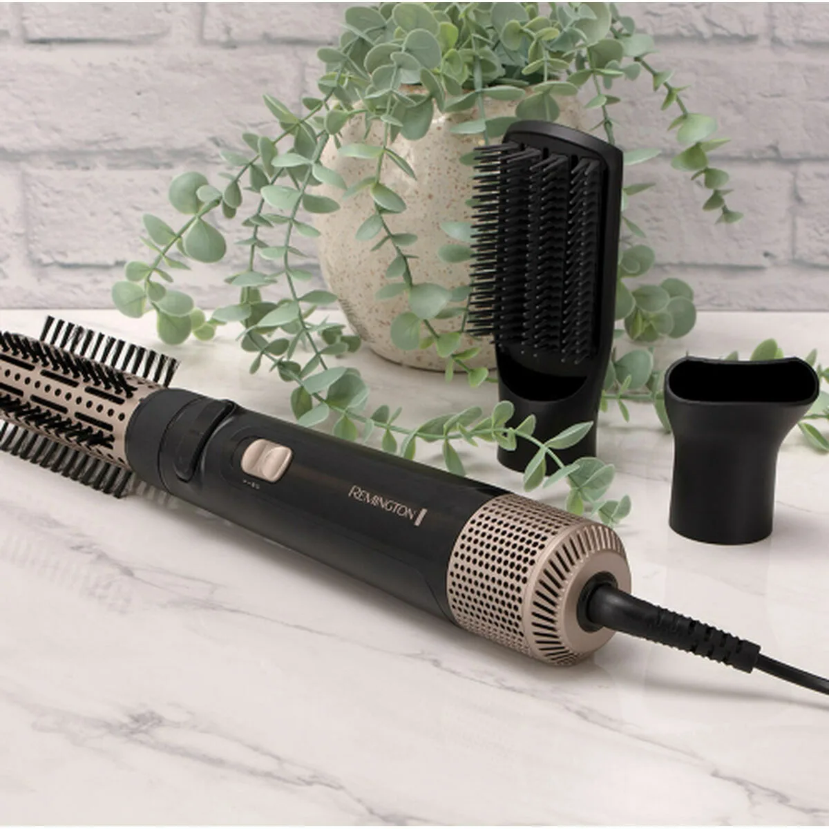 Brosse a coiffer remington 1000 w s7100115194. La mode selon Diaytar : audacieuse, accessible et toujours dans l'air du temps.