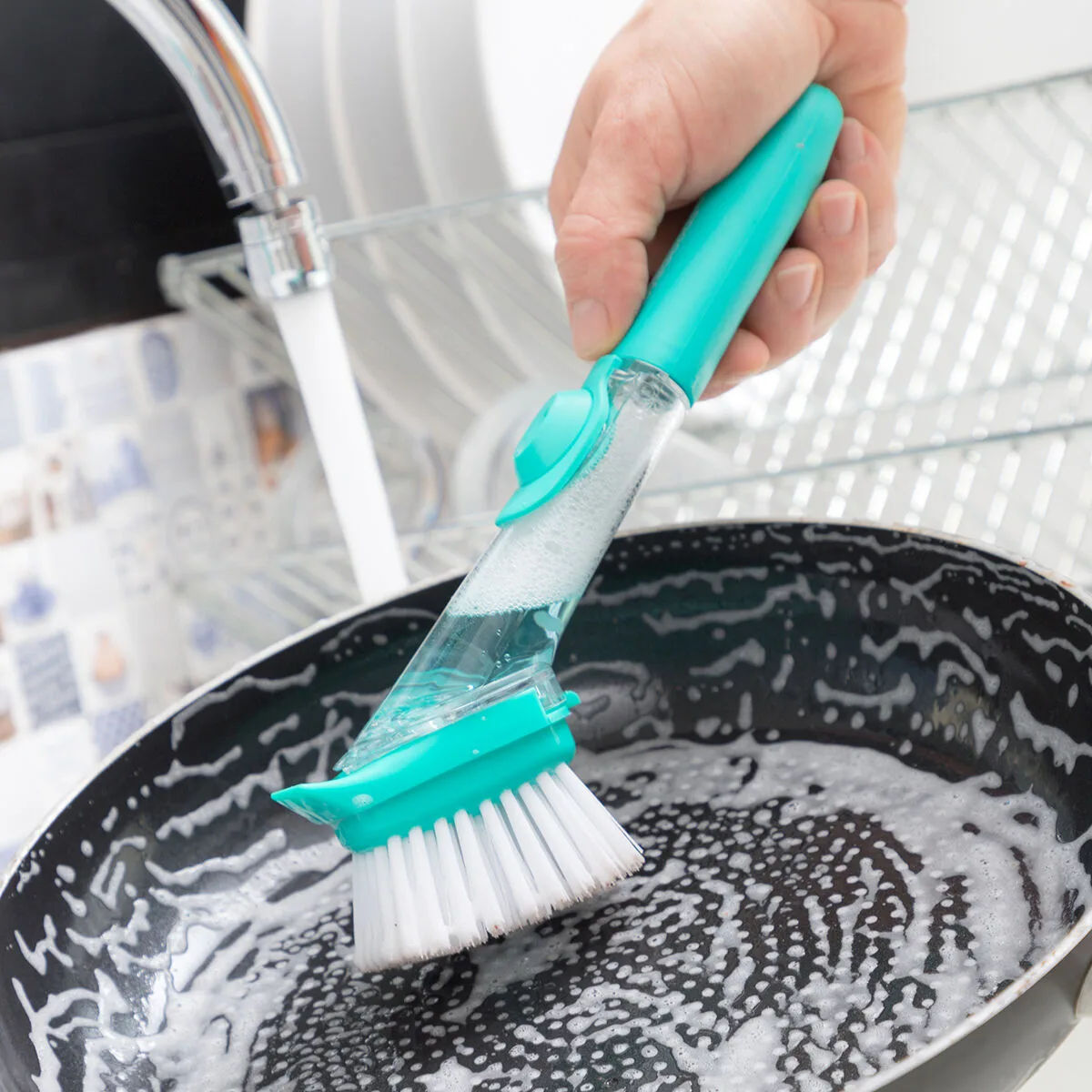 Brosse a recurer avec manche et distributeur de savon cleasy innovagoods v010308358. Votre garde-robe mérite le style Diaytar - Découvrez nos nouveautés !