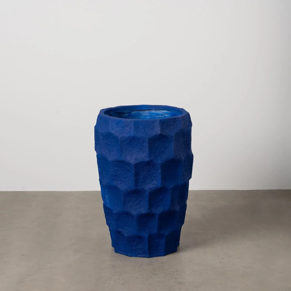Cache pot bleu fonce 47 x 47 x 72 5 cm s880824054. Nous avons voulu Diaytar comme une deuxième maison, remplie de produits qui vous ressemblent et vous facilitent la vie.