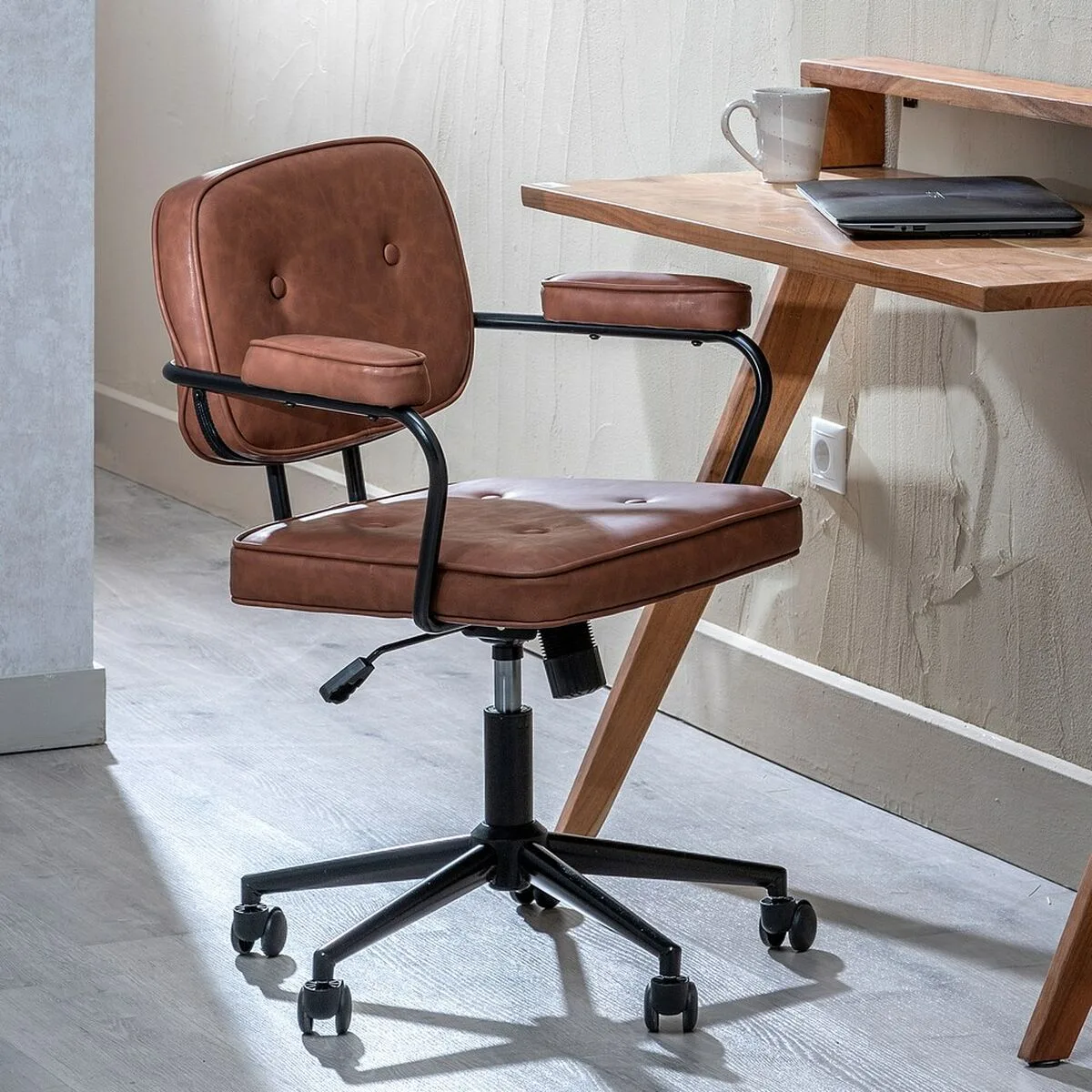 Chaise de bureau 56 x 56 x 92 cm camel s880248534. Bienvenue dans l'écosystème Diaytar, où chaque produit a été pensé pour s'intégrer parfaitement dans votre vie moderne