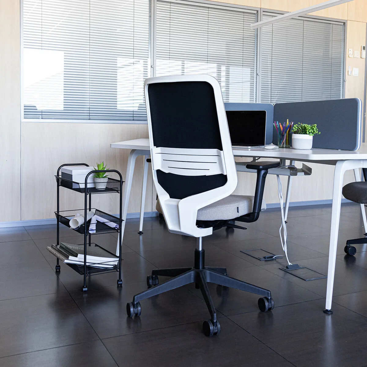 Chariot a legumes quid tito noir metal 44 x 26 x 63 cm s271079872. Diaytar réinvente votre quotidien avec des objets déco pleins de charme.