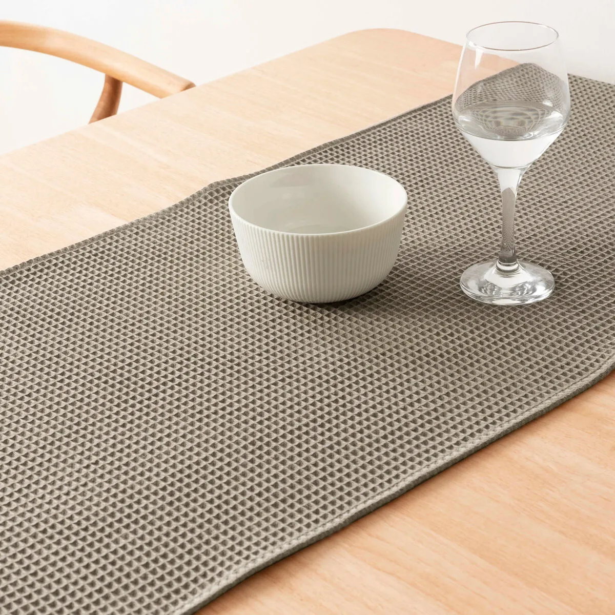 Chemin de table belum waffle walnut 45 x 140 cm s980453450. Diaytar, c'est l'alchimie parfaite entre la froide efficacité de la tech et la chaleur rassurante des produits de qualité.