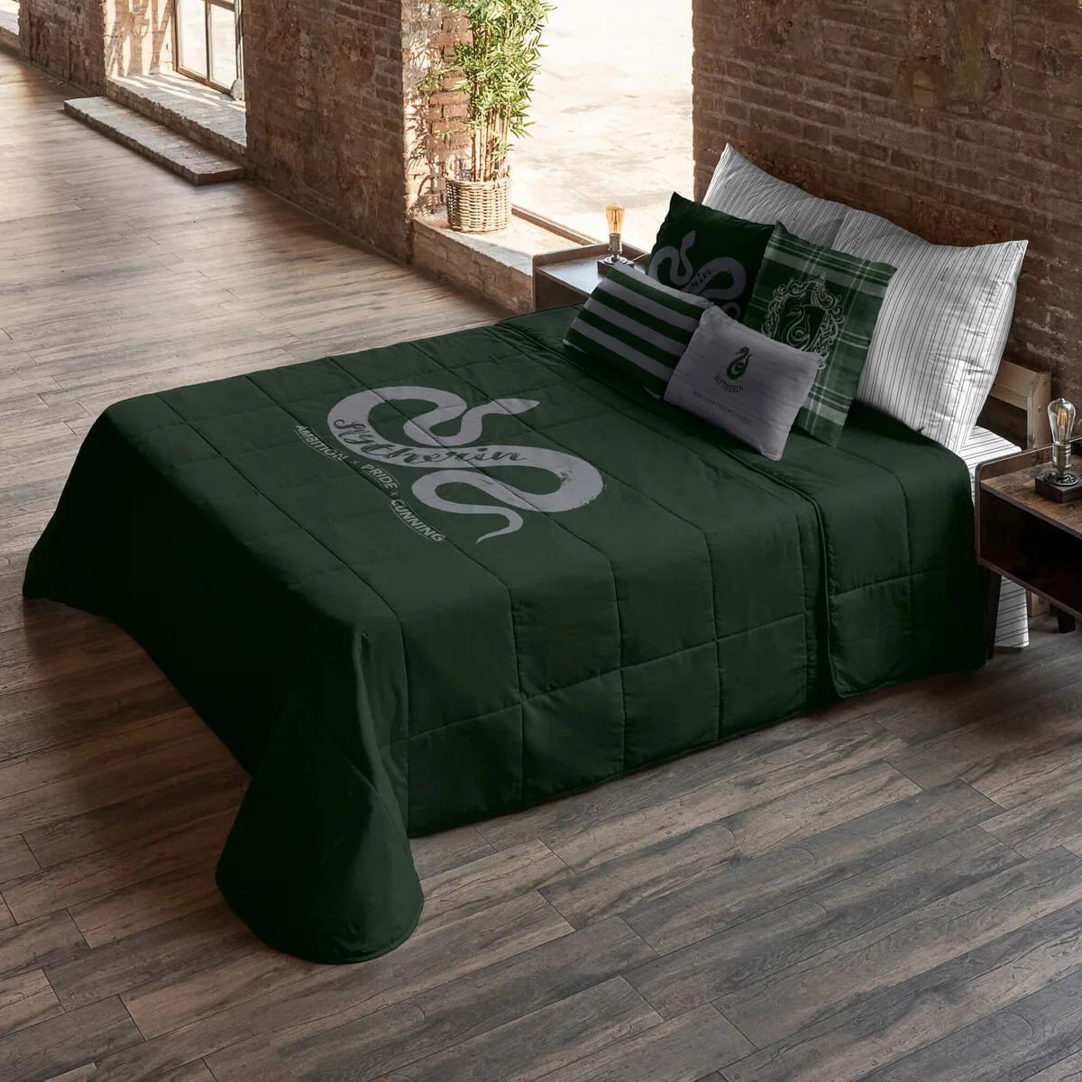 Couette legere harry potter slytherin multicouleur 190 x 4 x 270 cm lit 1 persone s980022333. Notre équipe chez Diaytar est une brigade de passionnés, toujours en chasse pour dénicher la perle rare qui vous fera vibrer.
