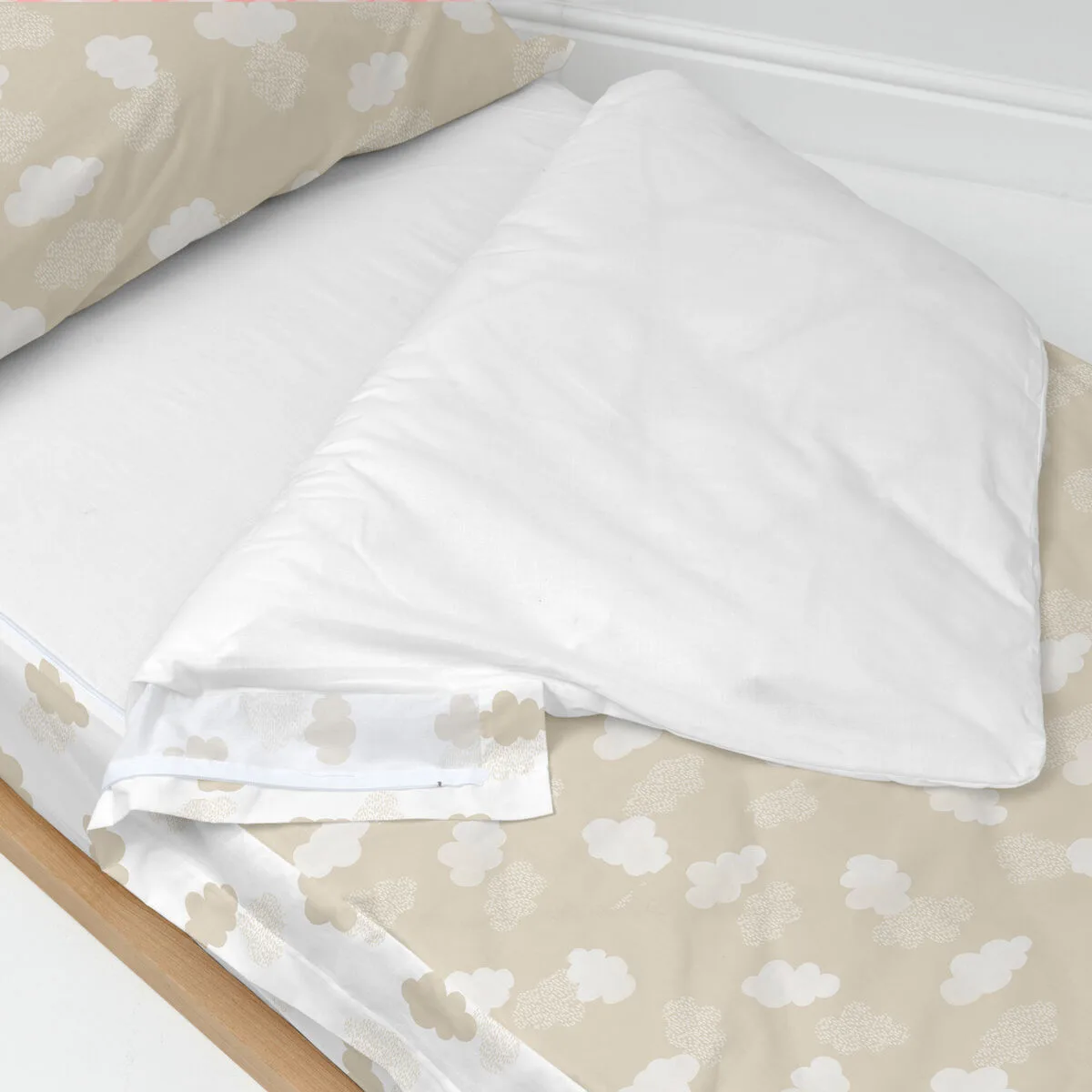 Couette rembourree happyfriday basic clouds beige 105 x 200 cm d161180364. Nous avons infusé Diaytar avec une dose massive de passion pour le produit. Contagieux : vous allez l'attraper.