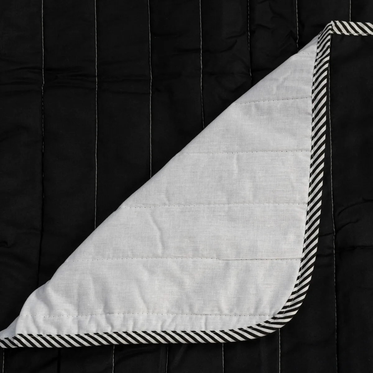 Couette reversible happyfriday basic dash noir 260 x 260 cm d161106943. Diaytar, le reflect de vos envies multiples : une gamme de produits soigneusement composée pour sa diversité et sa pertinence