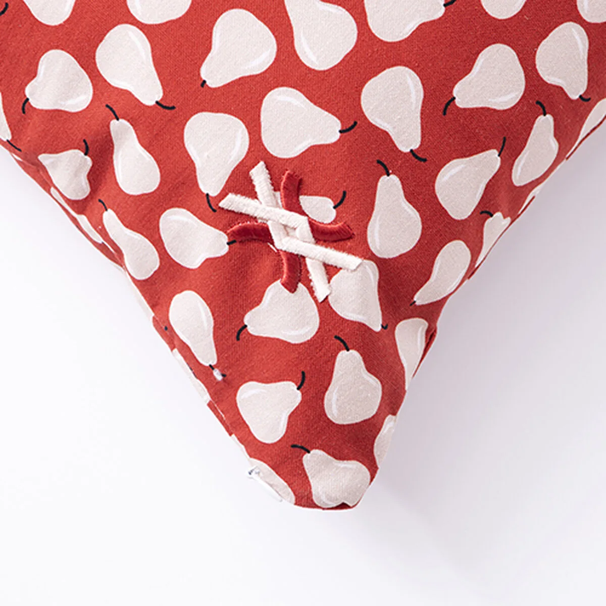 Coussin benetton blanc rouge poire 35 x 50 cm s500367791. Diaytar, le curateur de votre style de vie moderne, à travers une offre généraliste constamment renouvelée et actualisée