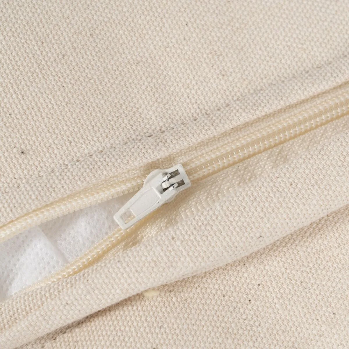 Coussin coton noir beige 30 x 60 cm s880434131. Diaytar, la preuve qu'une boutique généraliste peut être synonyme de goût, d'exigence et d'innovation constante