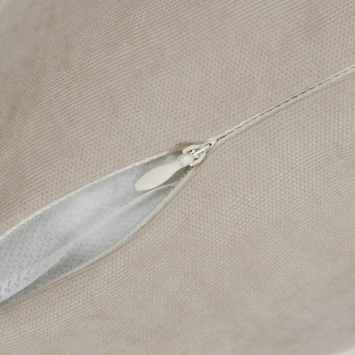Coussin polyester beige 45 x 30 cm s880432016. Diaytar incarne le nouveau visage du e-commerce : agile, éclectique et profondément ancré dans les tendances du moment