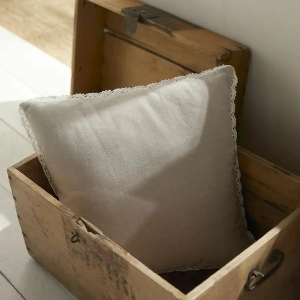 Coussin today 40 x 40 cm s7101805247. Diaytar a fait le pari de la transparence : nous vous disons tout sur l'origine et la conception de nos produits.