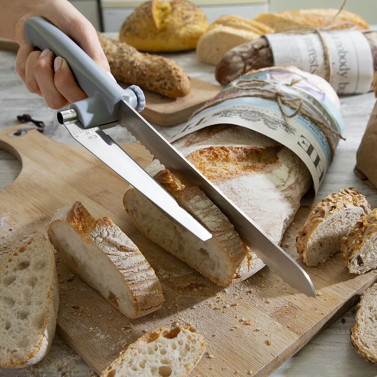 Couteau a pain avec guide de coupe reglable kutway innovagoods v010342257. Diaytar, c'est le hub où se connectent les créateurs de produits géniaux et les clients qui les attendaient sans le savoir.