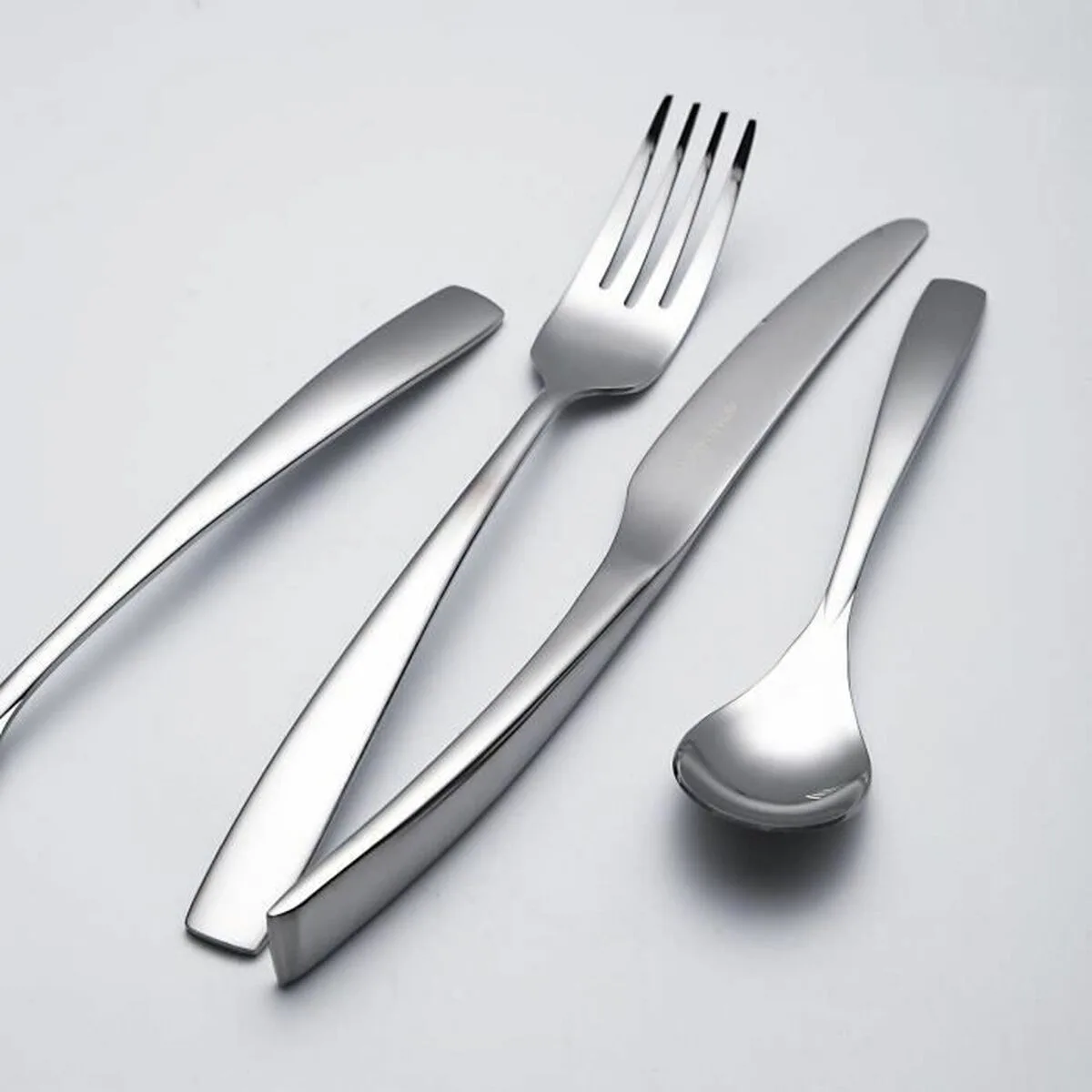 Couverts arthur martin am3630 gris acier inoxydable 24 pieces s7101024648. La recette Diaytar : un tiers de design, un tiers d'innovation, un tiers de fonctionnalité. Le tout saupoudré de tendance.