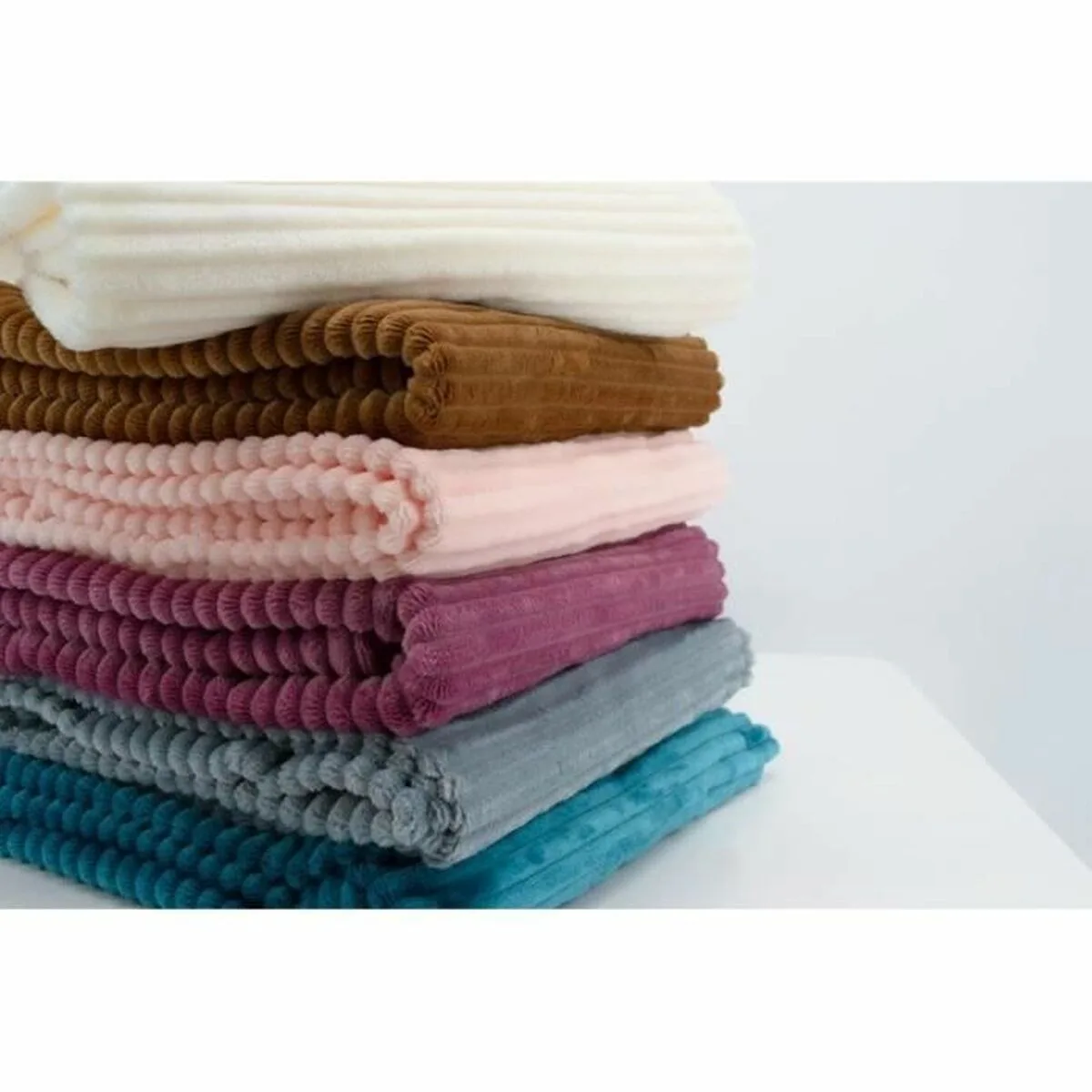 Couverture domiva caramel s7101628253. La recette Diaytar : un tiers de design, un tiers d'innovation, un tiers de fonctionnalité. Le tout saupoudré de tendance.