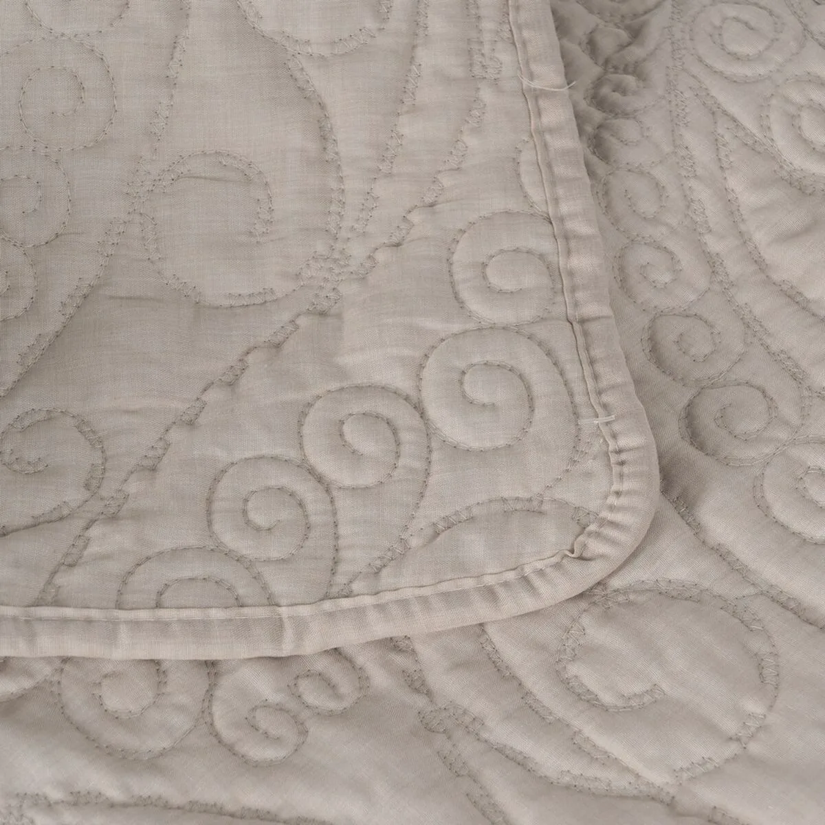 Couvre lit beige 180 x 1 x 260 cm s880837732. Notre mission : éradiquer le superflu pour ne vous proposer que l'essentiel... mais en beaucoup plus stylé. Bienvenue chez Diaytar.