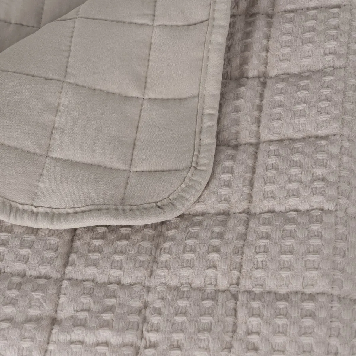 Couvre lit beige 240 x 1 x 260 cm s880843723. Avec Diaytar, profitez d'une sélection généraliste qui a du caractère et qui reflète les aspirations de notre époque