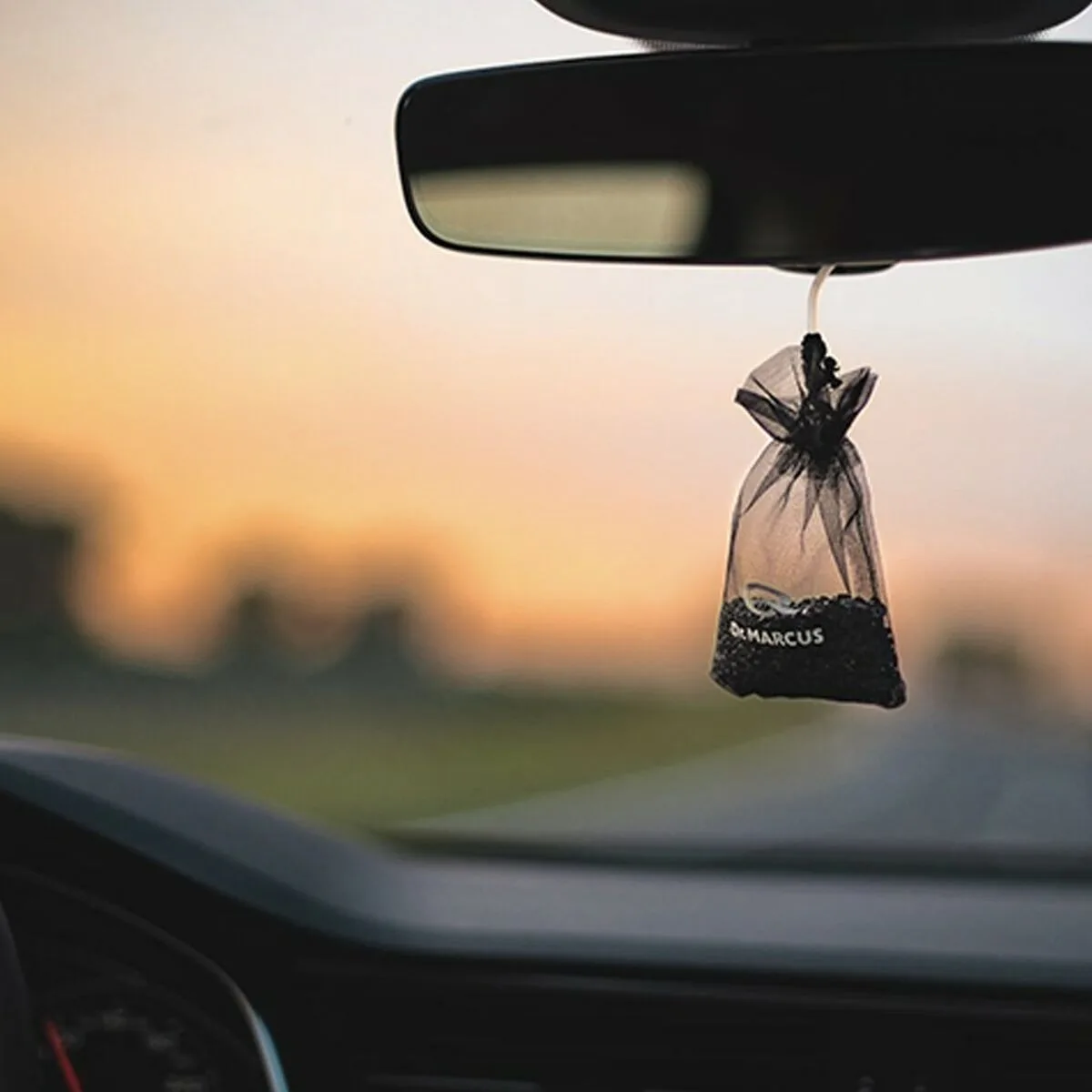 Desodorisant pour voiture dr marcus fresh bag black parfum pochette s3711735930. Diaytar pense global, shoppe local : une plateforme généraliste avec une approche curated pour un public international