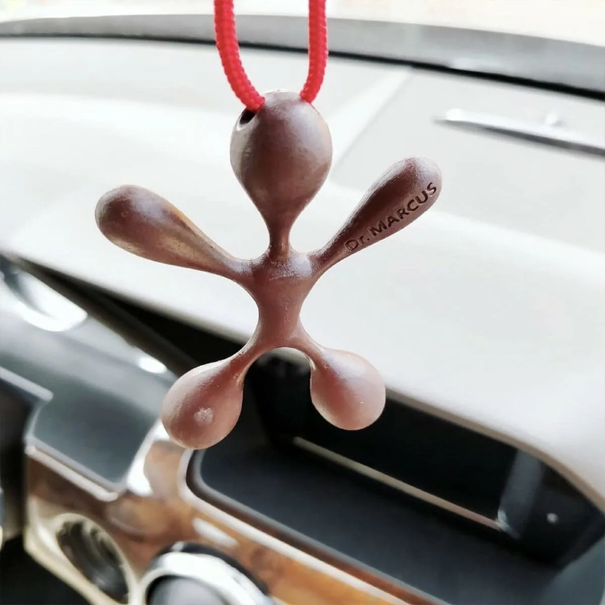 Desodorisant pour voiture dr marcus lucky top bois de cedre plastique parfum pendentif 12 unites s3711734692. Diaytar, c'est la promesse de découvrir au moins un produit qui vous fera dire 'Mais où était-il donc tout ce temps ?'.
