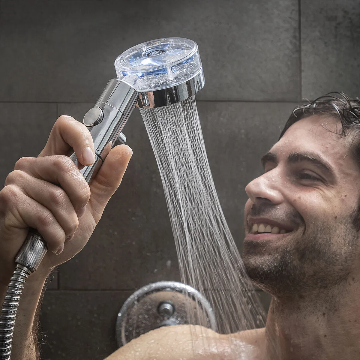 Douche ecologique avec helice a pression et filtre purificateur heliwer innovagoods v010352326. Votre boutique de confiance Diaytar vous accompagne dans tous vos projets.