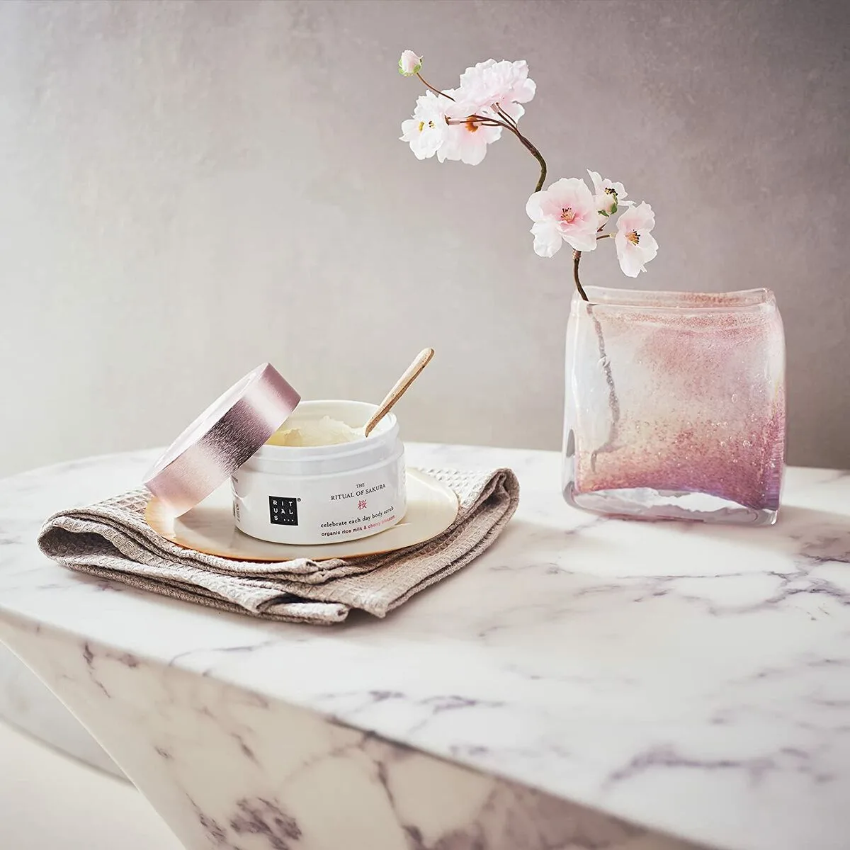Exfoliant corps rituals the ritual of sakura 250 g s0511425436. Notre philosophie : le produit parfait n'existe pas. C'est pourquoi Diaytar en propose des milliers, pour que vous le créiez.