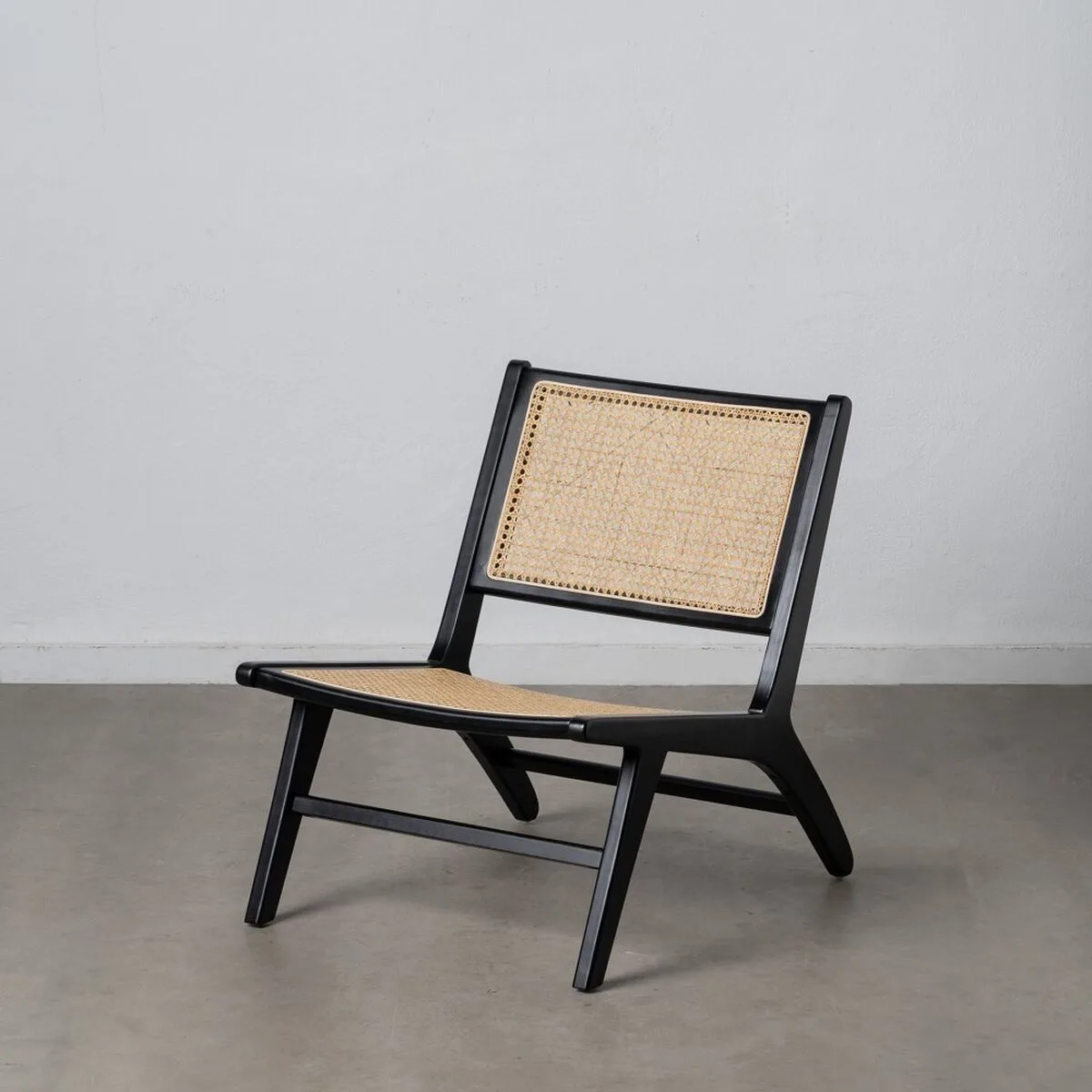 Fauteuil noir naturel bois rotin bois d hevea 60 5 x 73 5 x 72 5 cm s880295753. La mode selon Diaytar : audacieuse, accessible et toujours dans l'air du temps.