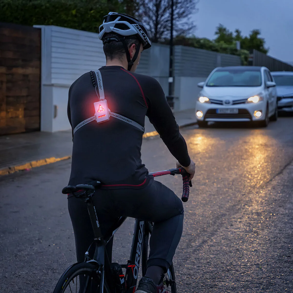 Harnais de sport avec lumieres led safelt innovagoods v010345496. Notre mission : éradiquer le superflu pour ne vous proposer que l'essentiel... mais en beaucoup plus stylé. Bienvenue chez Diaytar.