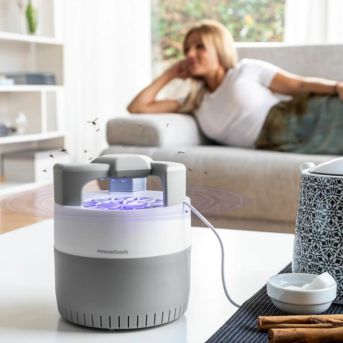 Lampe anti moustiques a aspiration kl silen innovagoods v010386565. Diaytar, c'est le compagnon des visionnaires, de ceux qui achètent aujourd'hui les produits qui seront incontournables demain.