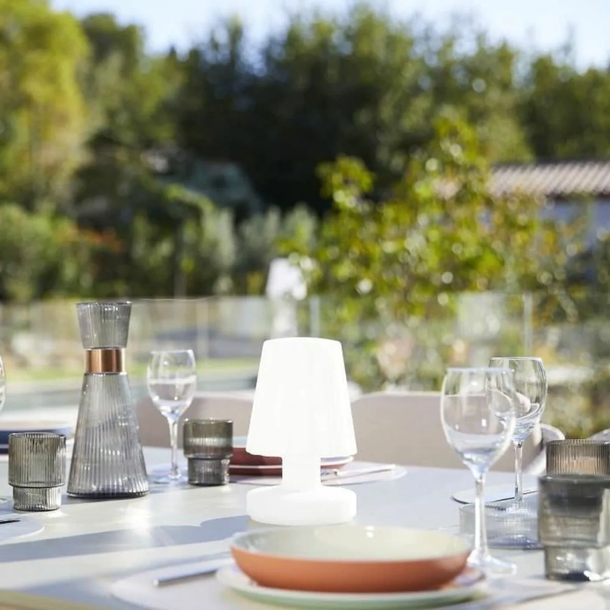 Lampe solaire lumisky blanc s7100366647. La recette Diaytar : un tiers de design, un tiers d'innovation, un tiers de fonctionnalité. Le tout saupoudré de tendance.
