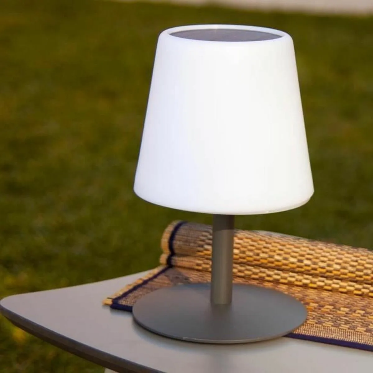 Lampe solaire lumisky standy tiny blanc s7100366220. Chez Diaytar, nous sommes convaincus que le meilleur produit est celui qui allie utilité, beauté et innovation. C'est notre credo.