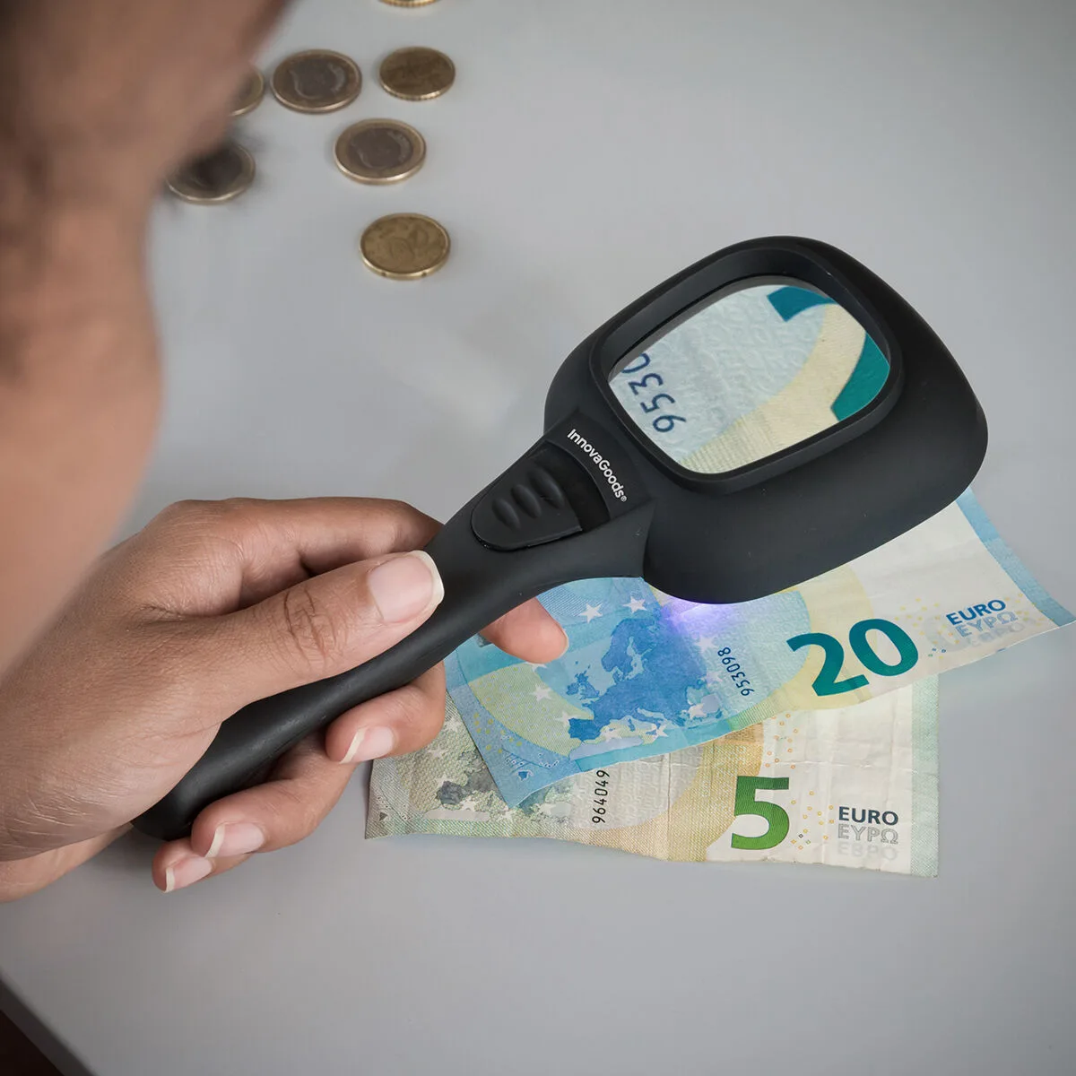 Loupe avec lumiere led et ultraviolette magiolet innovagoods v010095150. Bienvenue dans l'ère du shopping conscient. Diaytar privilégie des produits avec une éthique et un impact positif.