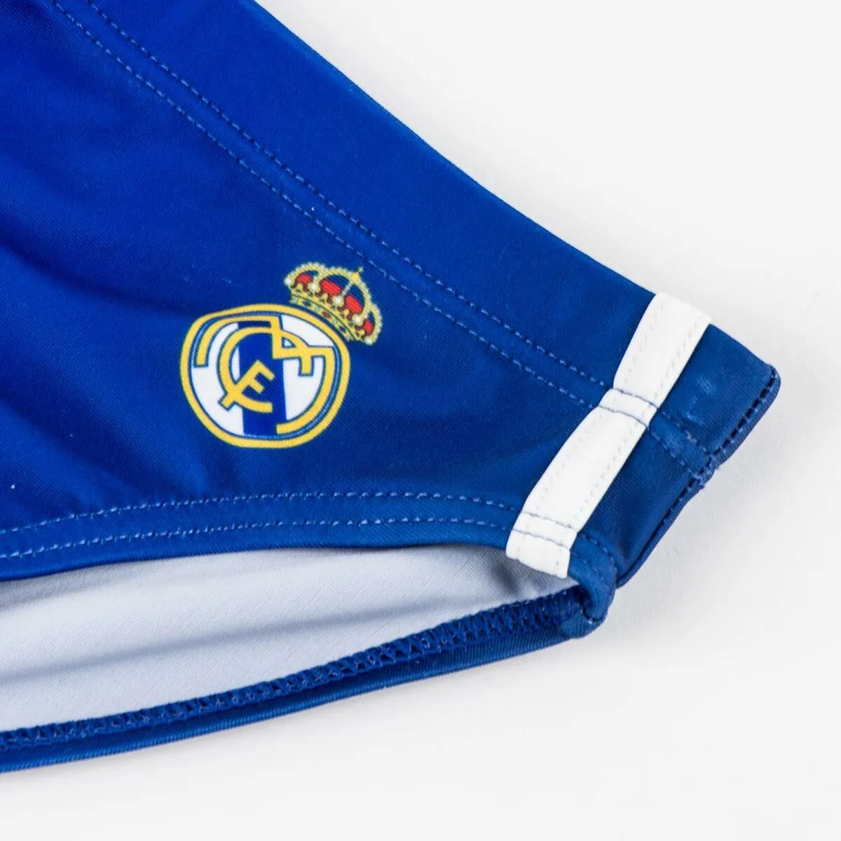 Maillot de bain enfant real madrid c f bleu fonce s245793738. Diaytar, c'est le grand ménage de printemps dans vos habitudes shopping : on garde l'essentiel, on jette le superflu.