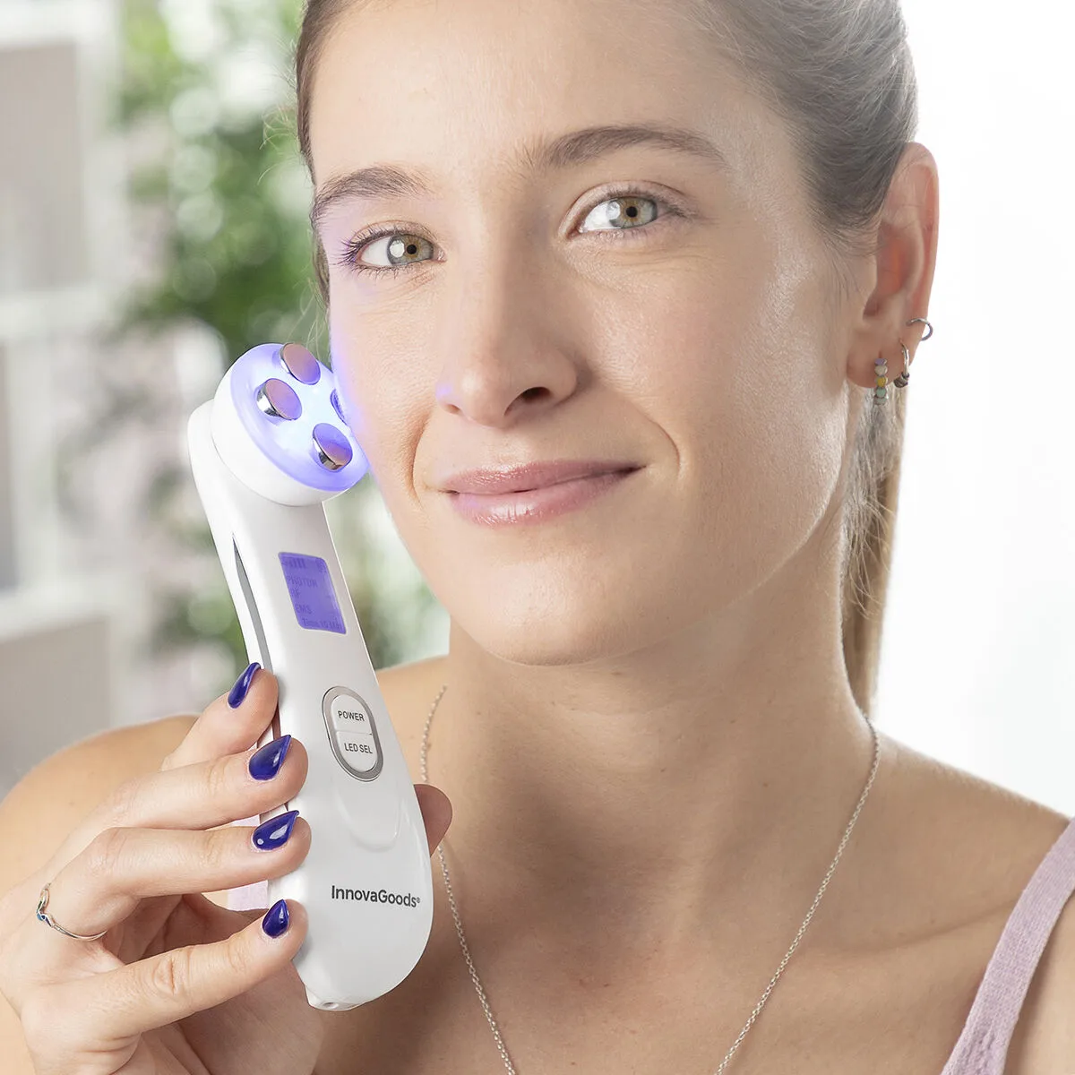 Masseur facial avec radiofrequence phototherapie et electrostimulation wace innovagoods v010344030. Diaytar s'adresse à tous ceux qui considèrent que le choix d'un produit, même basique, est une expression de leur personnalité