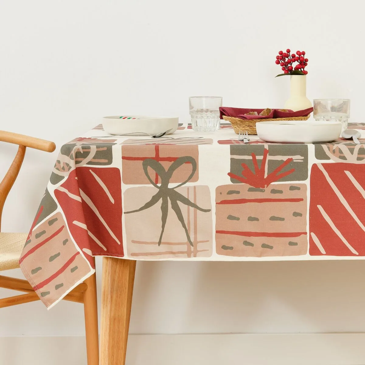 Nappe enduite antitache belum christmas present blanc rouge vert 300 x 150 cm s980221458. Diaytar, c'est le refuge des amoureux du beau et de l'utile, un sanctuaire dédié au produit parfait.
