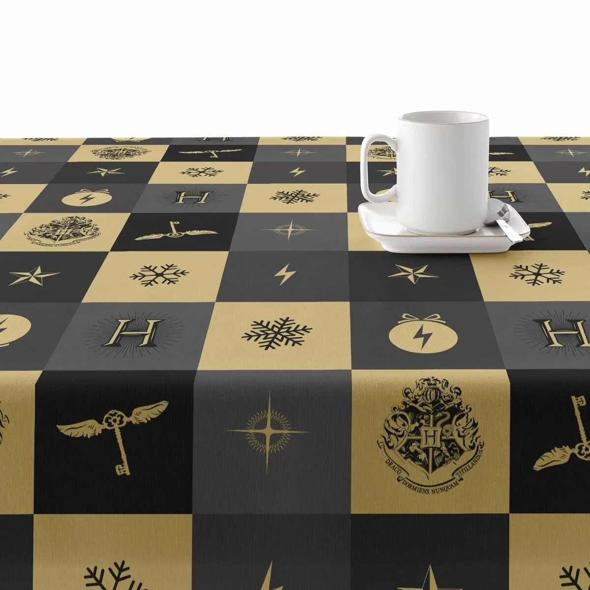 Nappe enduite antitache harry potter hogwarts christmas multicouleur 200 x 150 cm s980234252. Découvrez l'univers Diaytar : une boutique en ligne généraliste qui marque style, qualité et originalité dans chaque produit