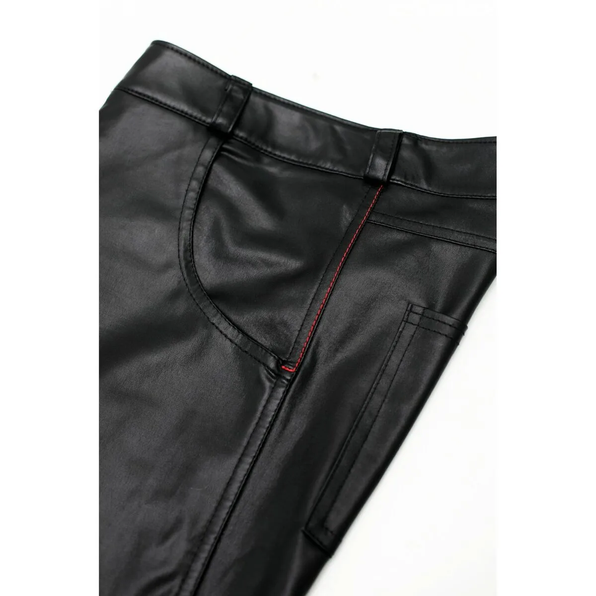 Pantalon court demoniq noir homme l m040157428 Pantalon court demoniq noir homme l m040157428. Diaytar ne stocke pas des produits, il collectionne des pièces uniques pour enrichir votre quotidien.
