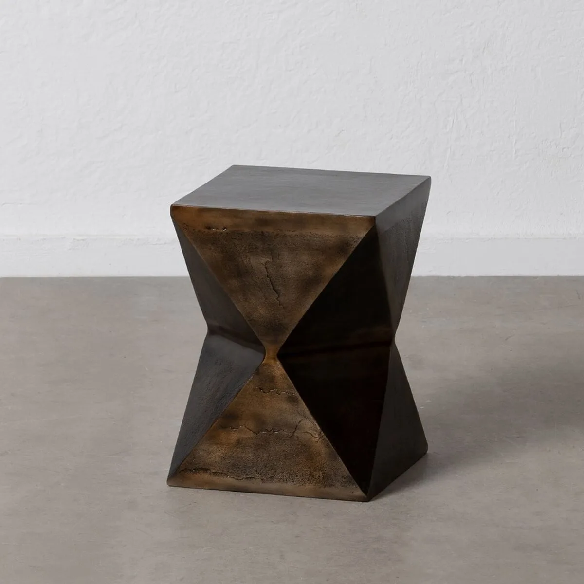 Petite table d appoint bronze aluminium 30 x 30 x 41 cm s880452330. Notre équipe Diaytar est une bande de dénicheurs compulsifs, toujours en quête du produit qui provoquera l'étincelle dans votre regard.