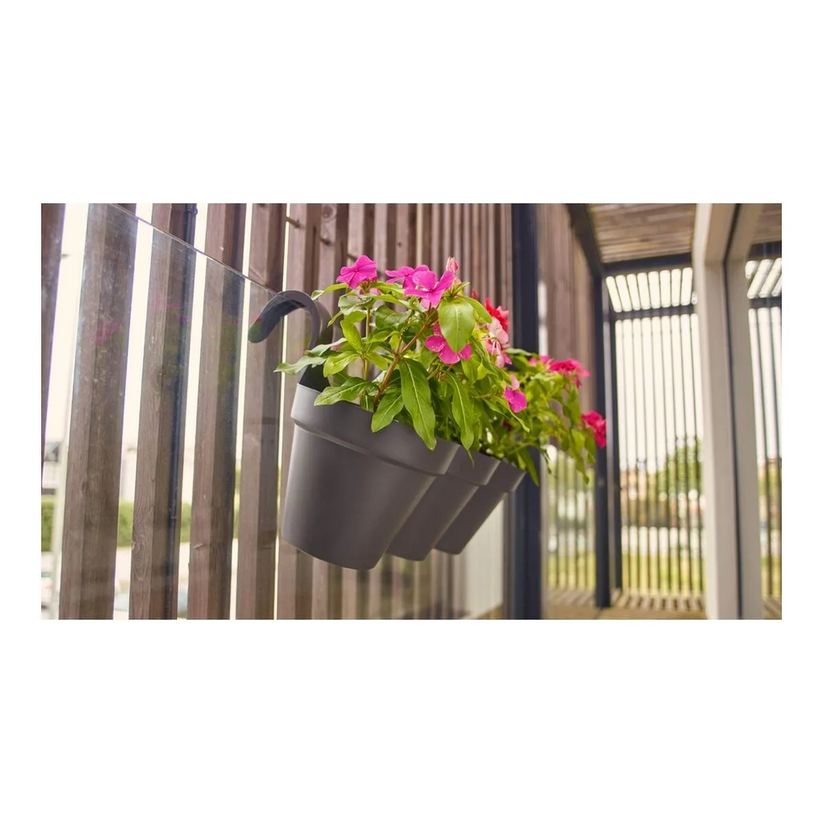 Pot artevasi 639343 anthracite gris fonce plastique rond 30 5 x 54 x 28 cm s710610473. Plongez dans l'univers Diaytar où chaque produit raconte une histoire.