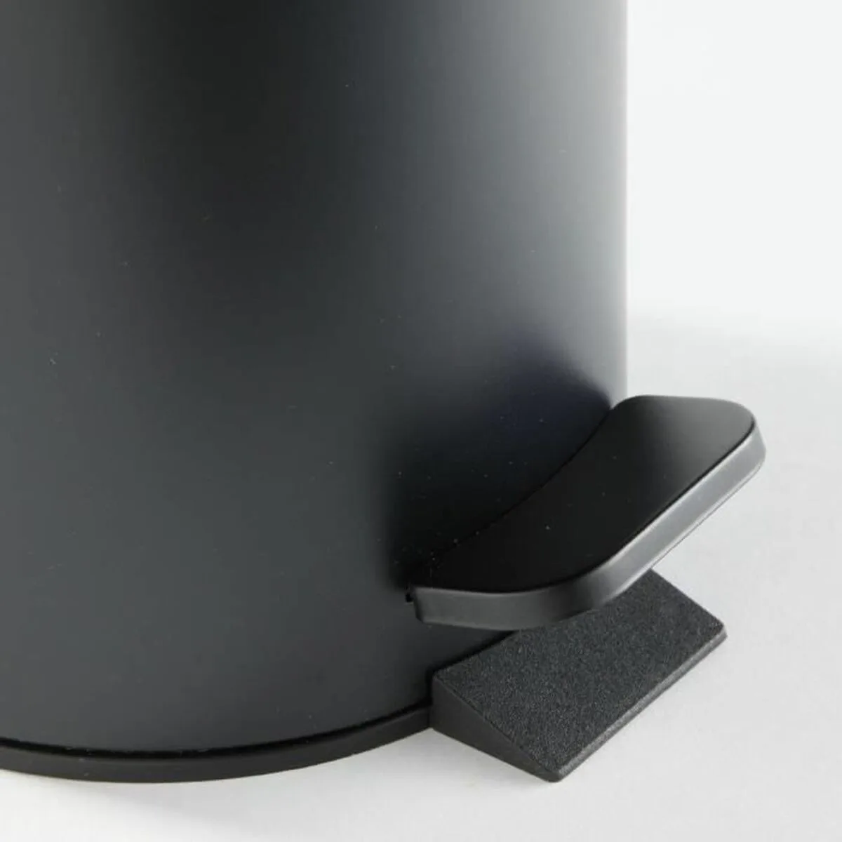 Poubelle a pedale today utility noir 3 l 17 x 25 cm s7101811149. Diaytar, c'est le refuge des amoureux du beau et de l'utile, un sanctuaire dédié au produit parfait.