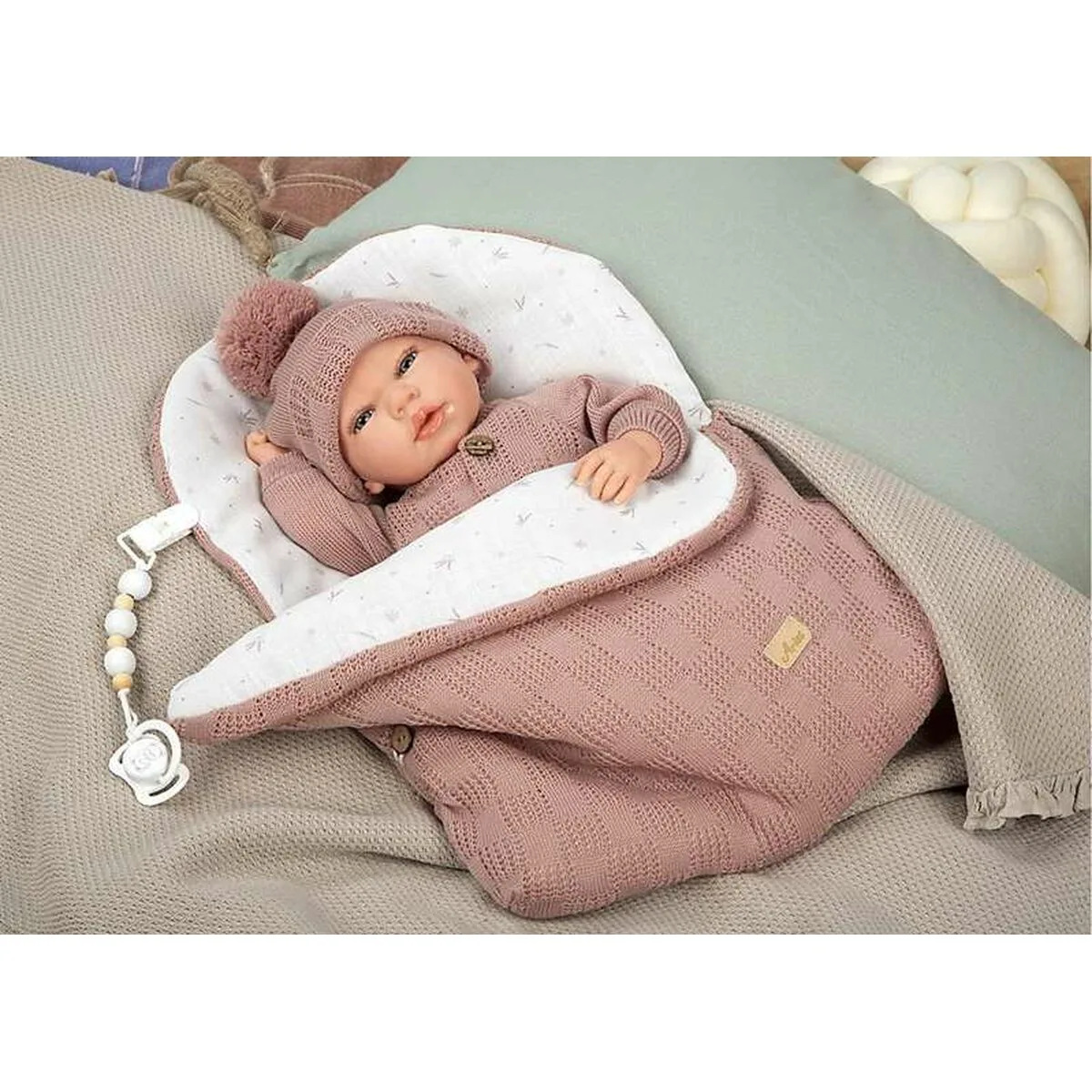Poupee bebe arias s245448551. L'art de vivre à la française s'exprime dans notre collection maison Diaytar.