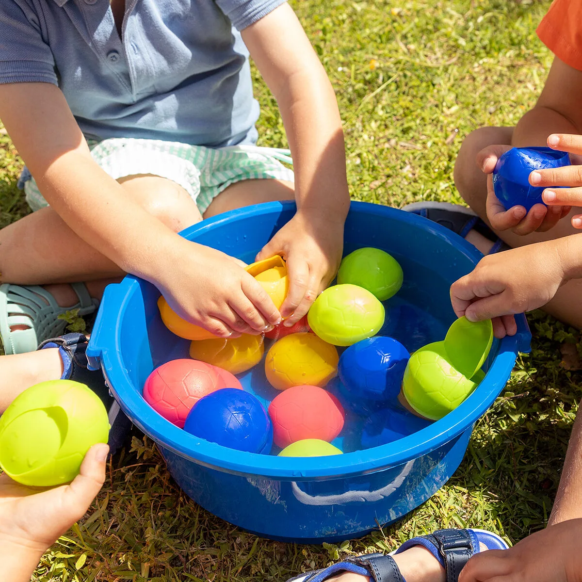 Reusable water balloons waloons innovagoods 12 unites v010372464. La recette Diaytar : un tiers de design, un tiers d'innovation, un tiers de fonctionnalité. Le tout saupoudré de tendance.