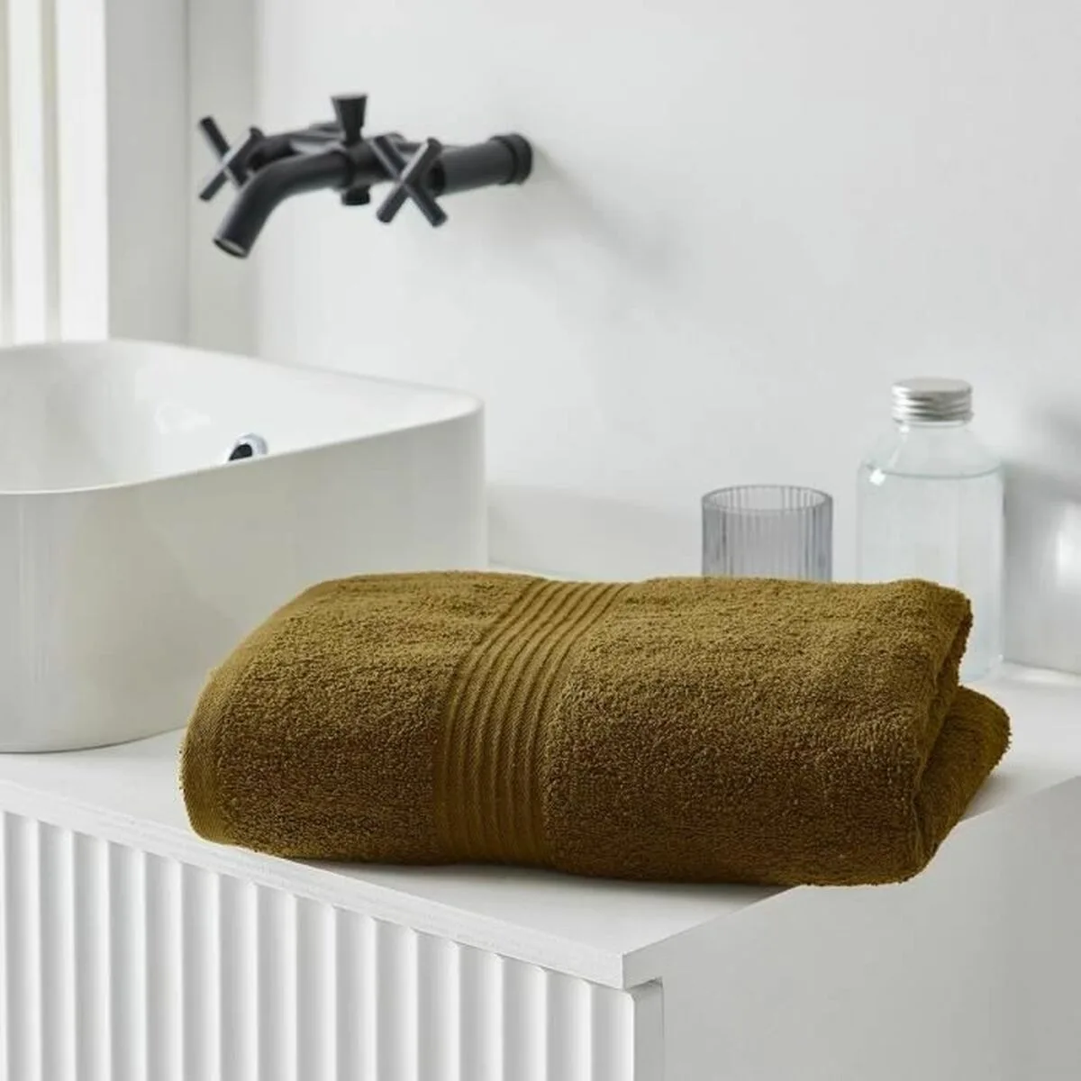 Serviette de toilette today essential bronze 70 x 130 cm s719435514. Du salon à la chambre, Diaytar habille votre intérieur avec élégance.
