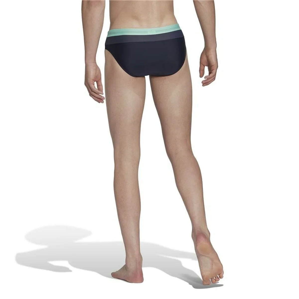 Slip pour homme adidas noir s6412513962. Diaytar s'adresse à tous ceux qui considèrent que le choix d'un produit, même basique, est une expression de leur personnalité