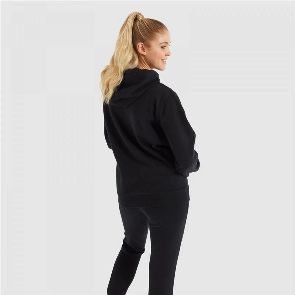 Sweat a capuche femme ellesse ascellare noir s648959941. Diaytar s'adresse aux esprits modernes en quête de produits qui allient performance technologique et design épuré