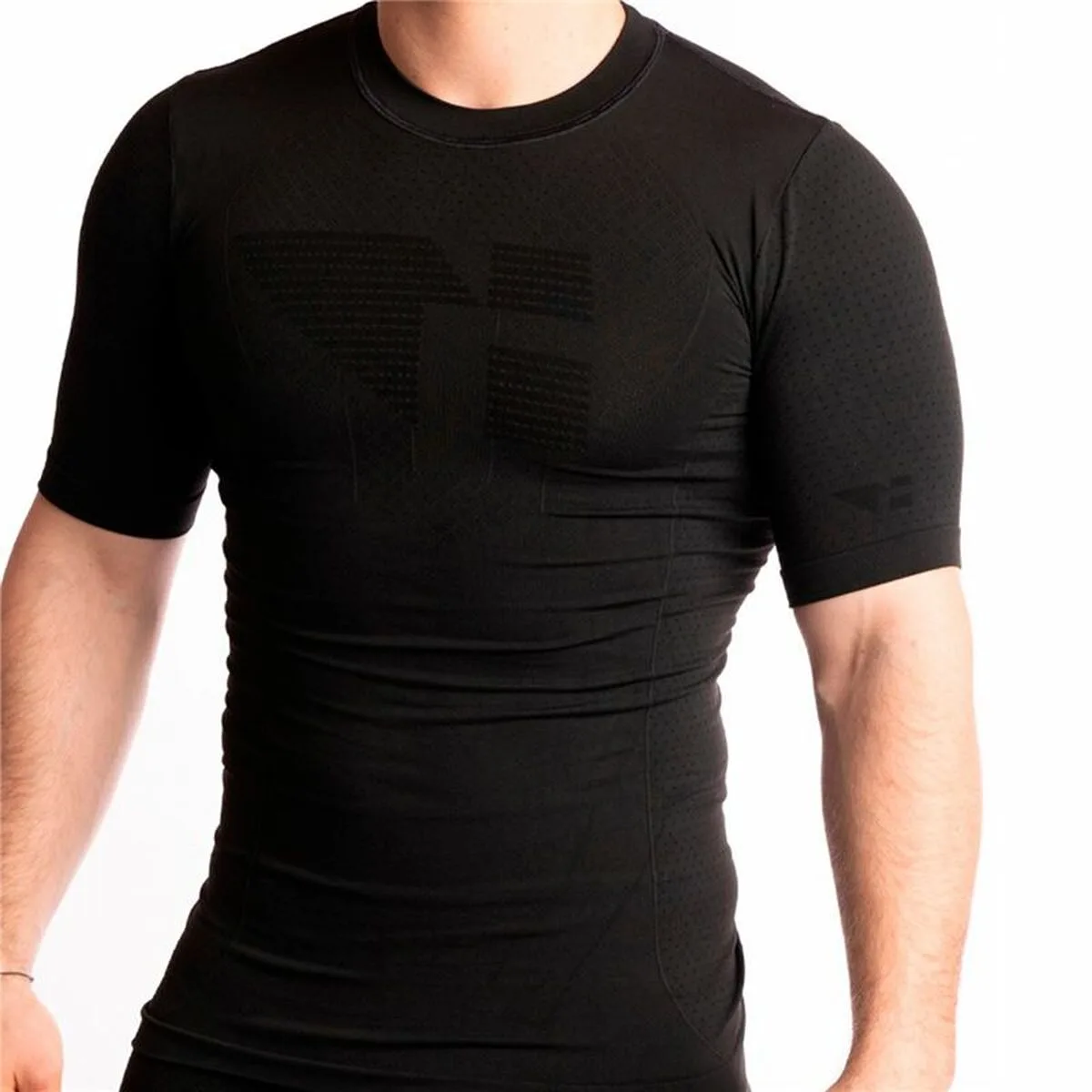 T shirt a manches courtes homme hanker noir s6418001096. Diaytar, le partenaire de ceux qui veulent une vie mieux équipée, mieux designée et plus connectée, tout simplement.Diaytar : Le laboratoire des tendances où naissent vos futurs produits préférés, des essentiels aux plus innovants.