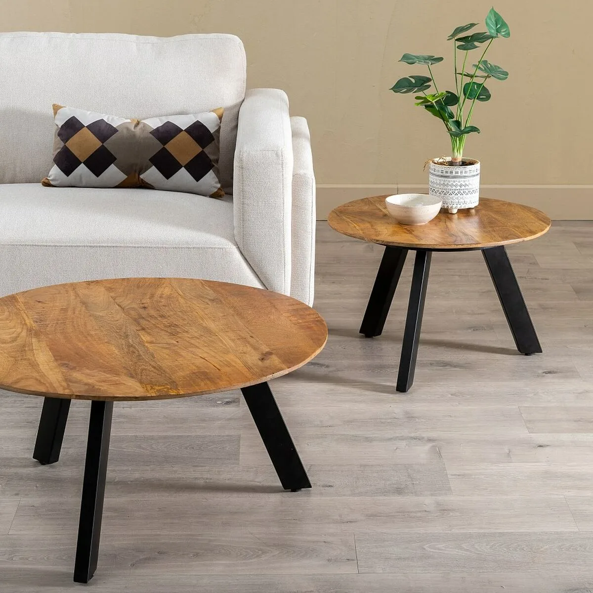 Table basse noir naturel 80 x 80 x 40 cm s880317125. Chez Diaytar, nous sommes convaincus que le meilleur produit est celui qui allie utilité, beauté et innovation. C'est notre credo.