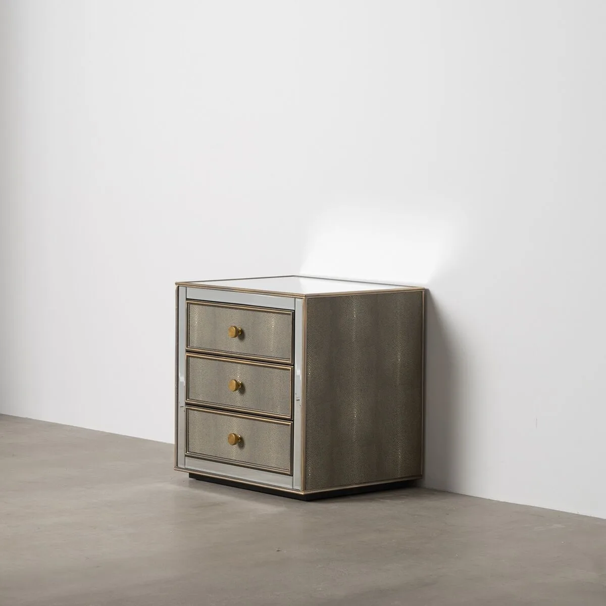 Table de nuit chloe dore miroir verre bois mdf 51 x 41 x 51 cm s880637815. Diaytar, c'est la garantie de tomber sur ce produit unique qui fera de votre quotidien une expérience extraordinaire