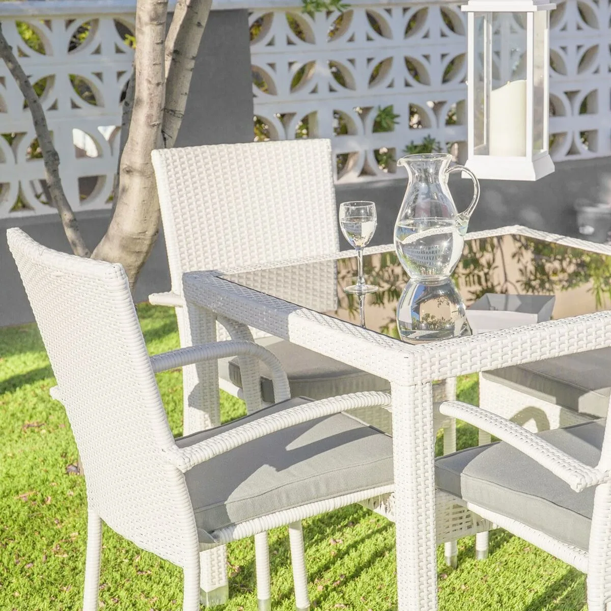 Table de salle a manger marlene aluminium verre rotin verre trempe 160 x 90 x 76 cm s870049296. L'aventure Diaytar, c'est celle d'une équipe passionnée qui déniche pour vous les perles rares du marché généraliste