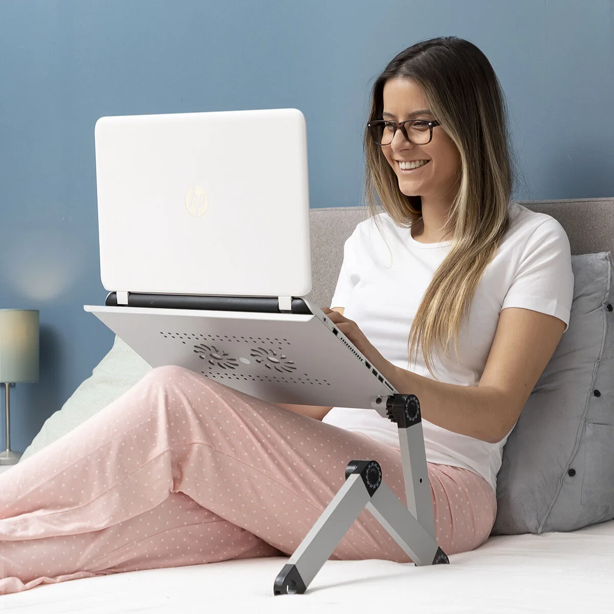 Table reglable positions multiples pour ordinateur portable omnible innovagoods v010320655. Diaytar : Le curateur de votre quotidien. Des produits soigneusement choisis pour leur originalité et leur utilité